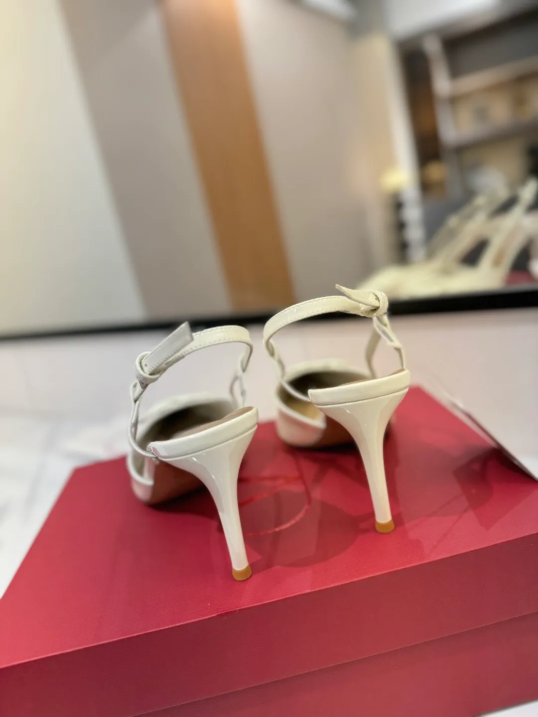 💕💕Factory direct selling price p520💕💕 Valentino launches a new series of sandals, sandals with pointed toe V-buckle sandals. The upper part of the foot is very pedicure-like. The key point is that it is very good and easy to control. It does not grind or tire your feet. It is a walking artifact! Metal VLOGO diamond buckle elements, full of high-end sense! It became sweet instantly.  The avant-garde VLOGO SIGNATURE shoe series interprets VALENTINO GARAVANI's candid attitude. Valentino Garavani V logo back hollow sandals with VLogo Signature decoration, platinum tone VLogo Signature decoration! Upper: imported patent leather Lining: imported goatskin Outsole: Italian leather outsole Heel height: 8cm Size: 35-39 (34-40-41-42 customized size)
